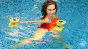 Woman in the water with dumbbells (Fotolia.com)