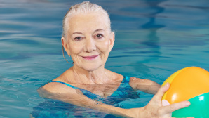 senior woman with water ball in pool (Fotolia.com)