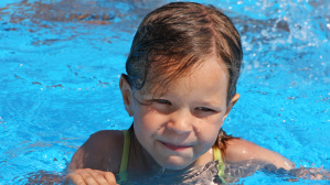Kind im Schwimmbad (Foto: Sandra Hullermann/Fotolia)