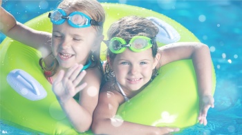 Kinder im Schwimmbad Kinder im Schwimmbad